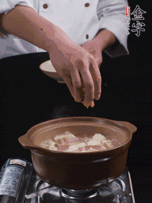 下蝦仁干，煮5分鐘。撒蒜葉，煮1分鐘。