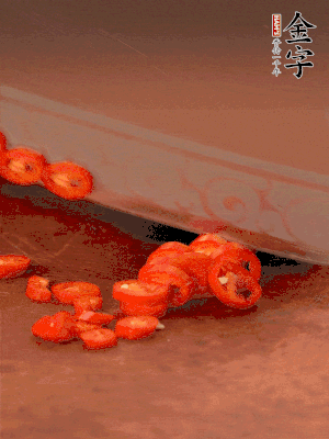 小米辣切圈，大蒜切片。