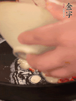 豬油潤(rùn)鍋，下辣椒、大蒜、火腿片煸香。