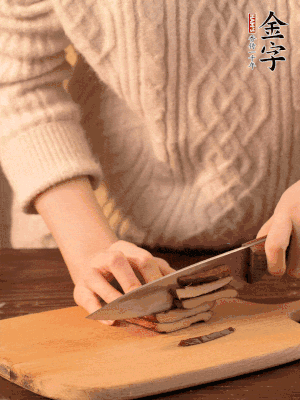 金字淡咸肉、香干分別切丁。