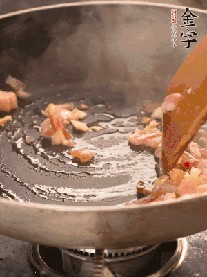 熱油爆香大蒜粒，煸香咸肉丁，淋一勺黃酒調(diào)味。