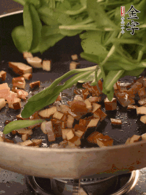 再放香干煸炒，最后放馬蘭頭翻炒至變軟。