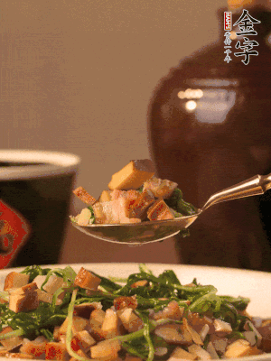 出鍋前嘗味，味淡加點(diǎn)鹽。