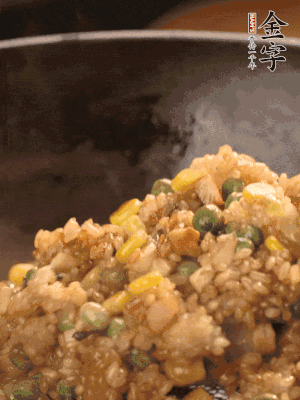 再下糯米，1勺蠔油、2勺生抽調(diào)味翻炒均勻。