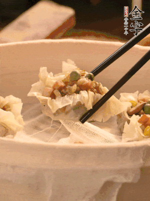 包好的燒賣放在蒸籠上，水開后蒸8分鐘左右。