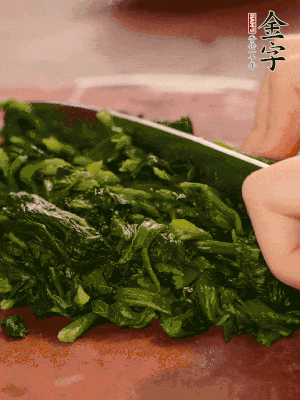 洗凈的菠菜加鹽焯水，撈出晾涼后攥干切碎。胡蘿卜切細(xì)絲。金字烤腸切園片。