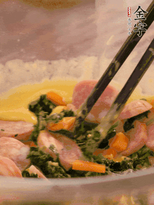 雞蛋、面粉、玉米油攪拌到無(wú)顆粒狀態(tài)。再加入菠菜、胡蘿卜、烤腸。少許鹽調(diào)味。