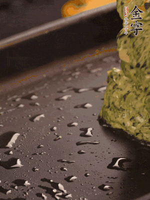 熱鍋擦一下油，下面糊攤平。