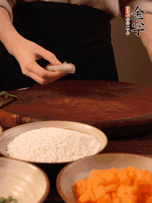 胡蘿卜去皮切丁。蝦仁切小塊。糯米提前浸泡半天。