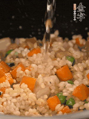 把食材轉(zhuǎn)移到電飯鍋中，倒入點清水，正常煮飯。