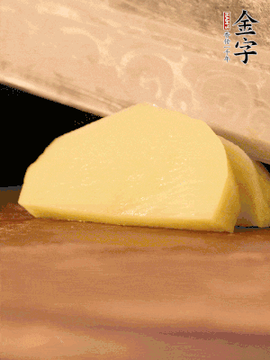 土豆去皮切丁。水開(kāi)后，放入鍋中煮2-3分鐘，撈出瀝干水分。