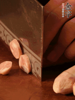 金字烤腸切圓片。