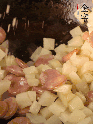 再放烤腸片煎熟。撒點(diǎn)鹽、孜然粉、辣椒面。