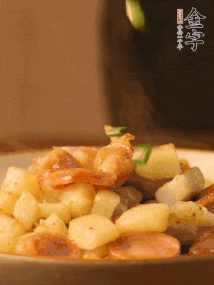 翻炒均勻，撒上蔥花后即可。