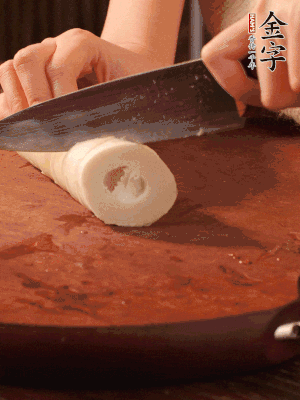 春筍去殼切滾刀塊，焯水備用。