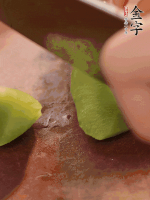 萵筍切滾刀塊。