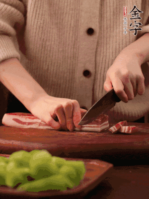 金字淡咸肉切片，冷水入鍋，加姜片、料酒略焯水。同步，五花肉切塊焯水。
