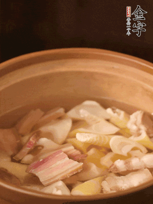 春筍、咸肉、咸肉一起入砂鍋，加姜片、料酒、清水大火煮沸到湯色變白。轉(zhuǎn)小火慢篤半小時。