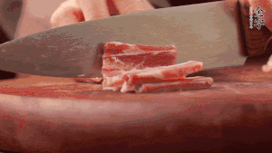 200g金字淡咸肉、100g冬筍、100g香干分別切細(xì)丁。