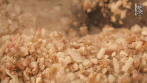 鍋中熱油，依次下食材翻炒，加2勺料酒、少許胡椒粉調(diào)味，撒蔥花攪拌均勻。