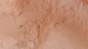 糯米粉中加入溫水，反復(fù)揉成團(tuán)。