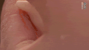 取一小團(tuán)面，用掌心搓成小球狀，從小球中心捏窩，放入餡料，封口后，留出小尾巴。