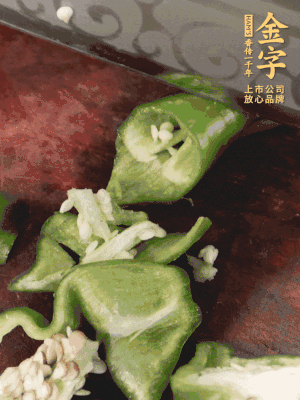 辣椒洗凈斜切成段，蒜切片。