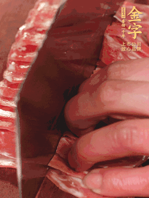 金字蒸炒火腿對半改刀。