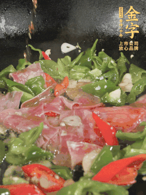 再下蒸炒火腿煸炒，加少許白糖提鮮。