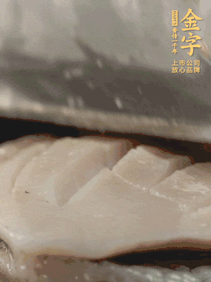 鮑魚用勺子撬出來，去掉內(nèi)臟和牙齒，加面粉、白醋、鹽、啤酒抓一下，清水洗凈，切花刀。