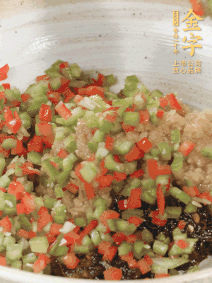 XO醬、蒜蓉醬、青紅椒粒攪拌成醬料。