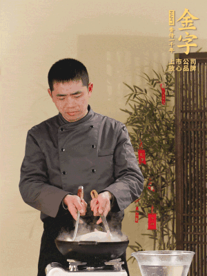 整只土雞冷水下鍋，加蔥姜、料酒焯水，撈出后用溫水清洗干凈。