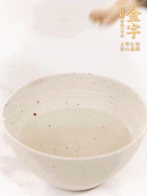 羊肚菌流水洗凈2遍后，溫水泡發(fā)15-20分鐘。