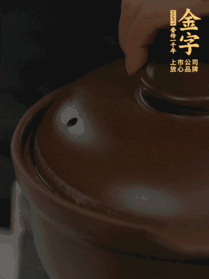 雞、火腿、姜片一起放入砂鍋中，大火轉(zhuǎn)小火燉2小時。