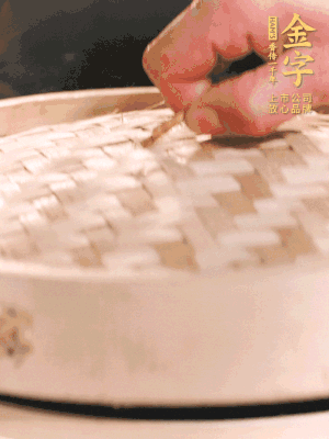 醬鴨半只加姜片、蔥、黃酒上鍋蒸20分鐘。