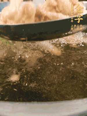 金字小酥肉熱油入鍋，炸3-4分鐘，炸到金黃酥脆。