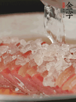 依舊放上冰糖100g、黃酒100g、水200g，鍋中再蒸15分鐘。