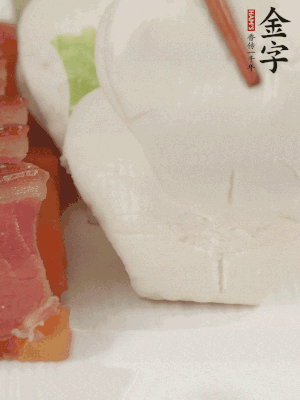 生菜切段，放入荷葉夾。