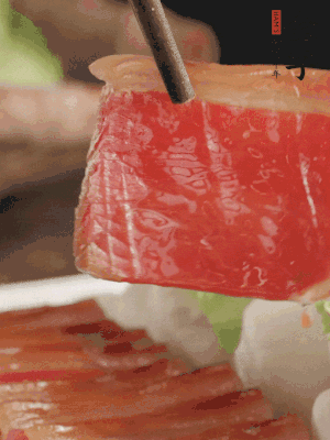 吃的時候，把薄片火腿放入荷葉夾中就可以了。