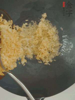 熱油下鍋，邊按壓邊翻炒均勻。