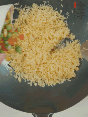 下豌豆粒、胡蘿卜粒、玉米粒。（買現(xiàn)成冷凍的雜菜即可，非常方便）