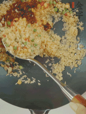 翻炒熟后，加金字火腿XO醬。