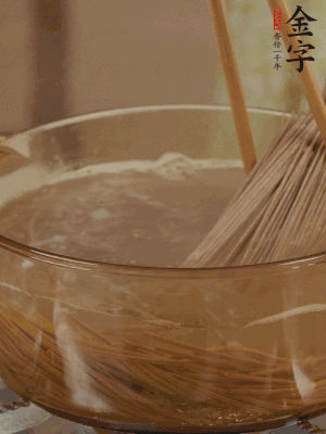 水開(kāi)后下蕎麥面，煮2分鐘后過(guò)涼水備用。