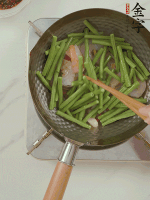 下掰好的缸豆段翻炒，略燜煮。