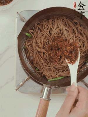 下蕎麥面，淋上少許醬油，加2勺金字火腿大師醬略翻炒即可。