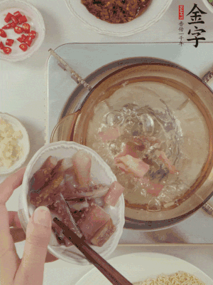 魷魚熱水下鍋，焯水備用。