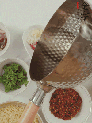 蒜末、小米辣、芝麻淋上熱油。