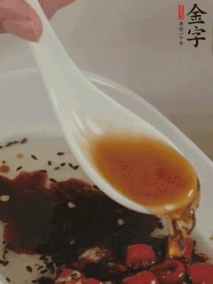 再加2勺生抽、1勺香醋攪拌。