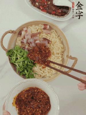 在面上鋪魷魚、香菜、金字火腿大師醬。