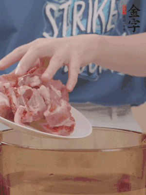 排骨剁小塊，加姜片、料酒沸水下鍋焯水。